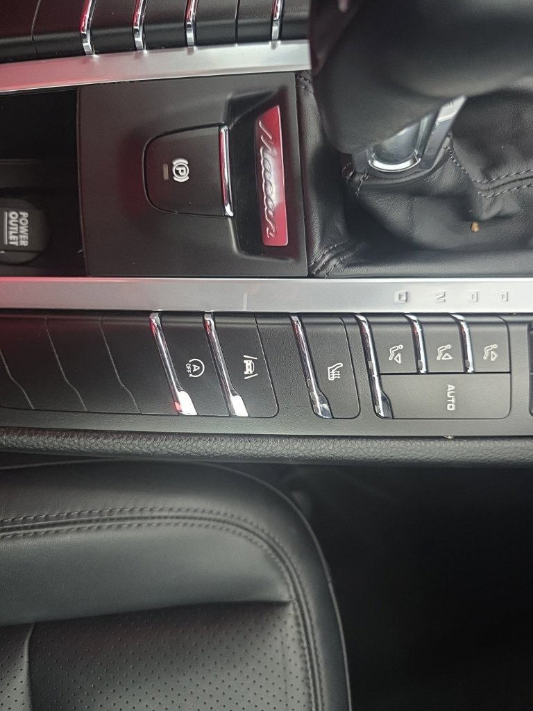 Used 2021 Porsche Macan AWD/4WD image 41