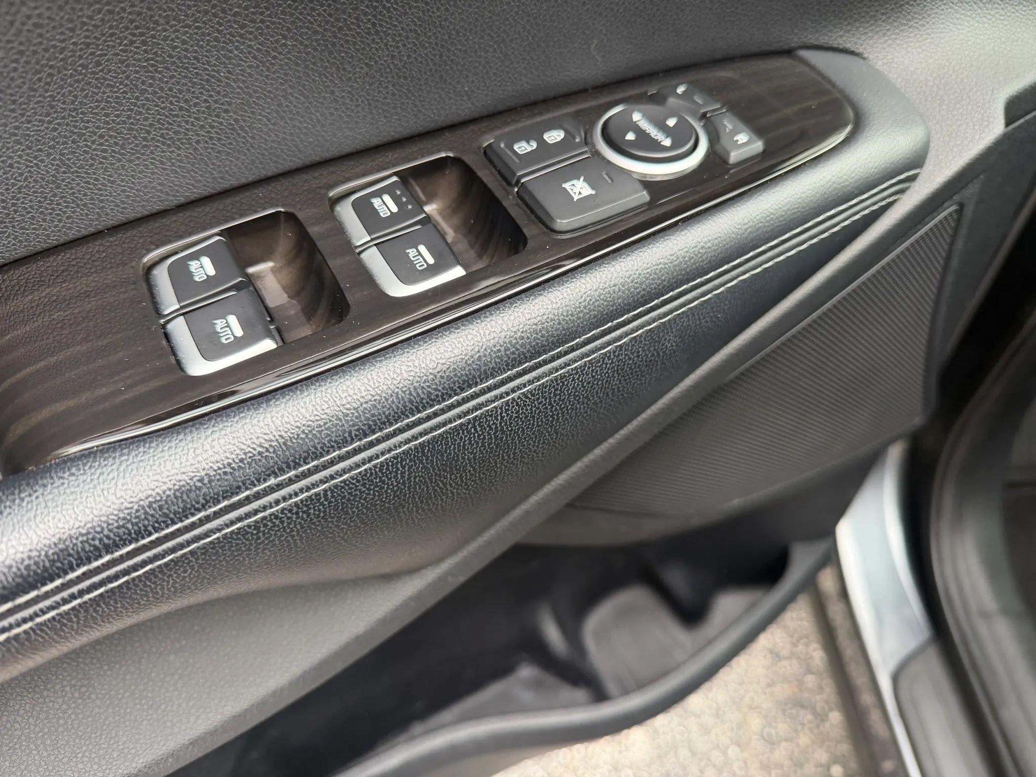 Used 2020 Kia Sorento LX FWD image 10