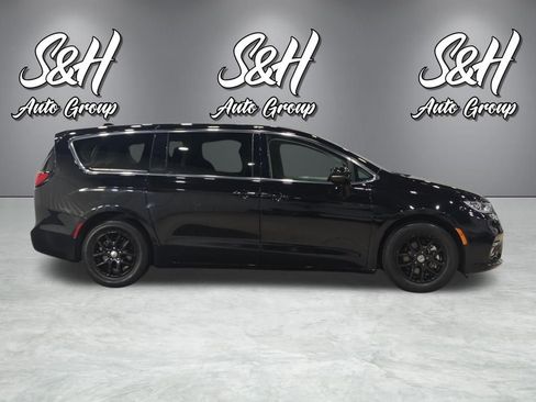 Used 2024 Chrysler Pacifica Touring-L image 18