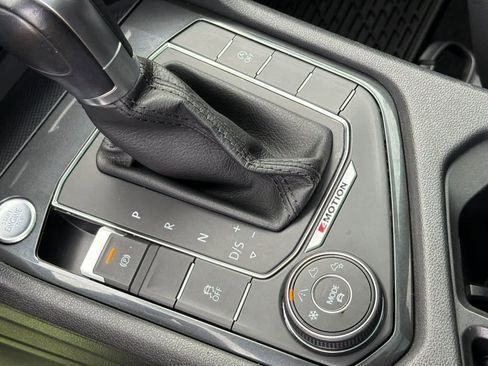 Used 2018 Volkswagen Tiguan SEL image 24