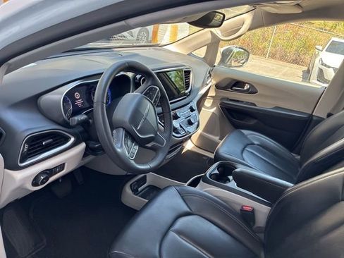Used 2023 Chrysler Pacifica Touring-L FWD image 17