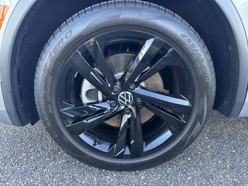 Used 2024 Volkswagen Tiguan SE R-Line image 10