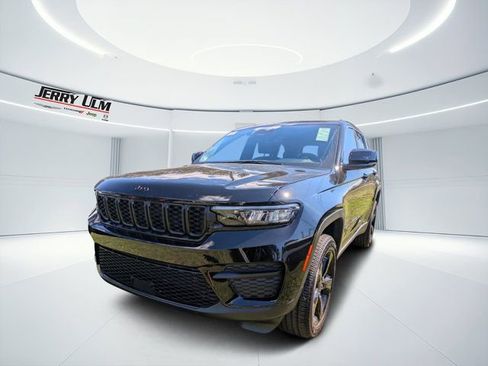 New 2025 Jeep Grand Cherokee Altitude image 6