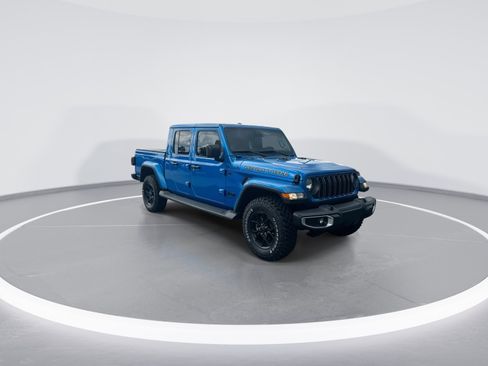 Used 2025 Jeep Gladiator Sport AWD/4WD image 2