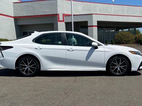 Used 2021 Toyota Camry SE FWD image 6