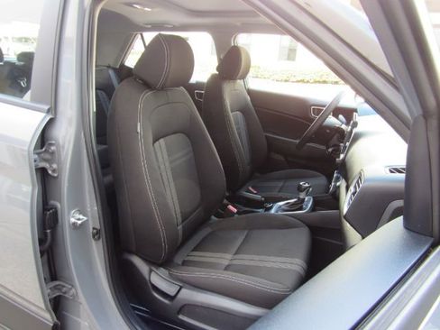 Used 2022 Hyundai Venue SEL image 21