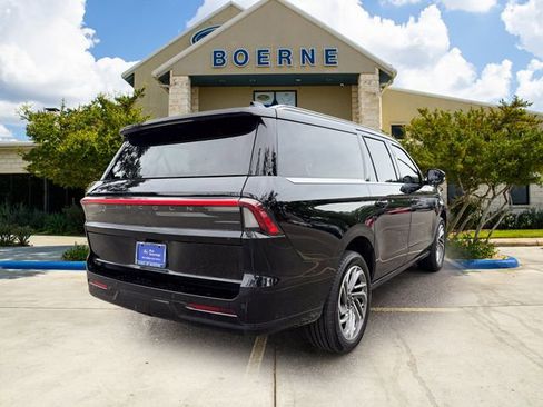 Used 2025 Lincoln Navigator L Reserve AWD/4WD image 7