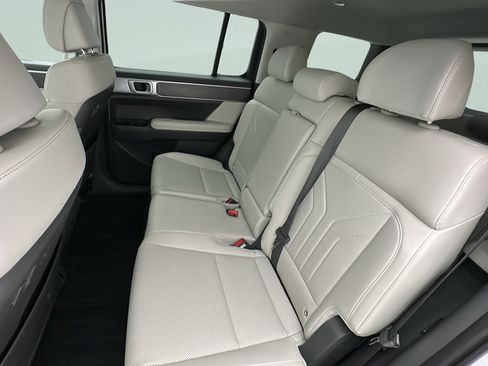 Used 2025 Hyundai Santa Fe SEL AWD/4WD image 10
