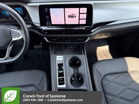 Used 2025 Volkswagen Atlas Cross Sport SE AWD/4WD image 27