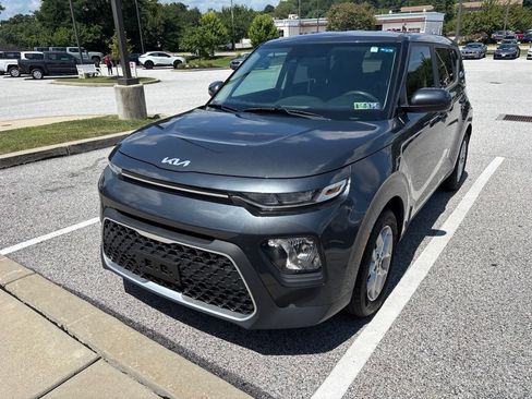 Used 2022 Kia Soul LX w/ Technology Package FWD image 2