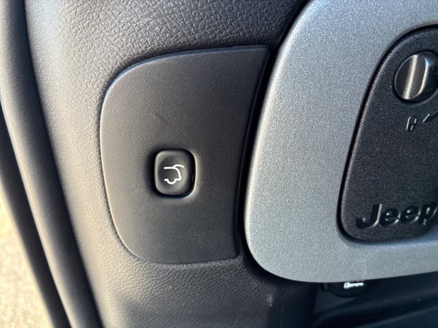 Used 2014 Jeep Cherokee Limited w/ Luxury Group FWD image 12