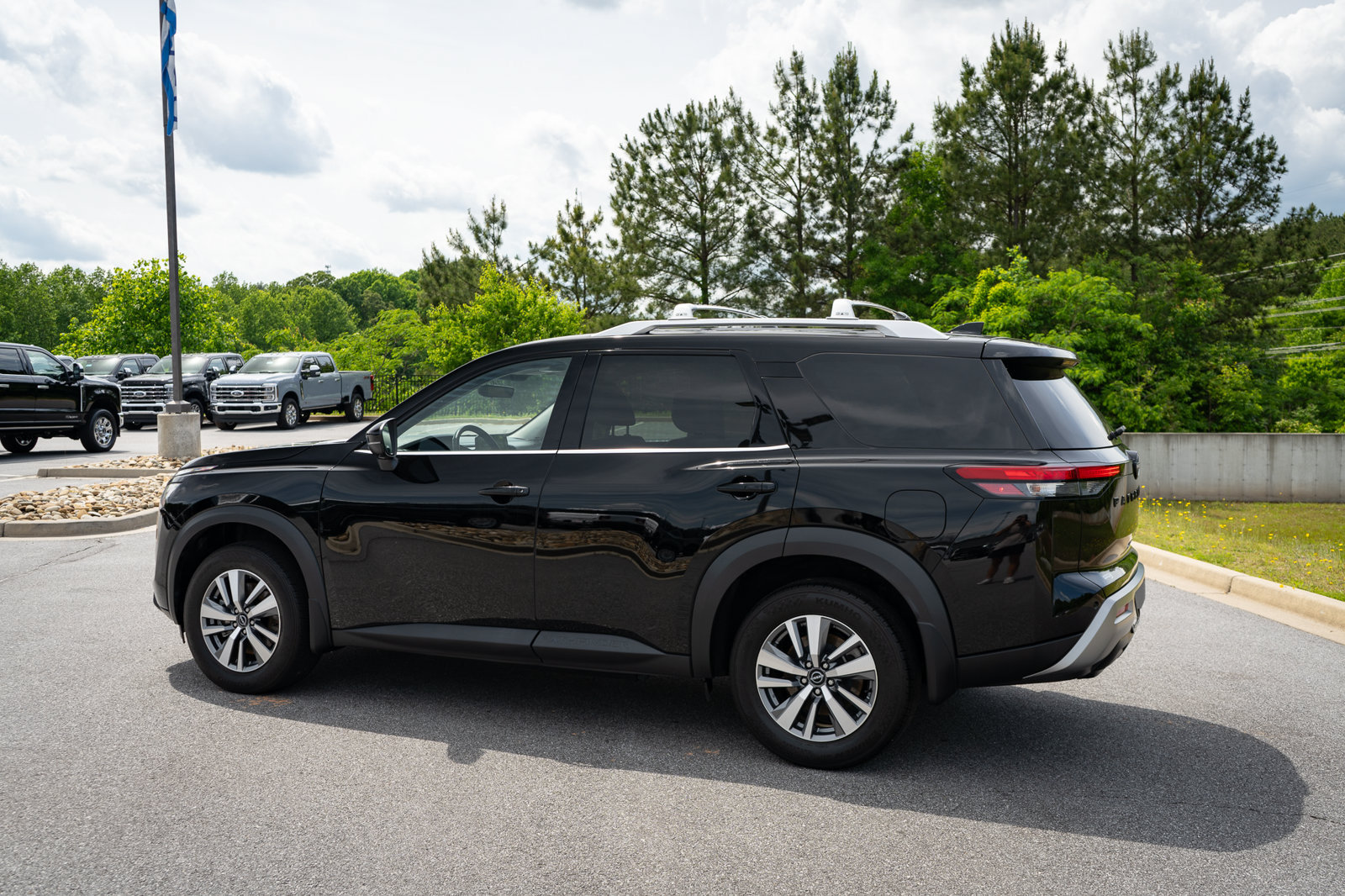 Used 2024 Nissan Pathfinder SL w/ Black Appearance Package FWD image 7