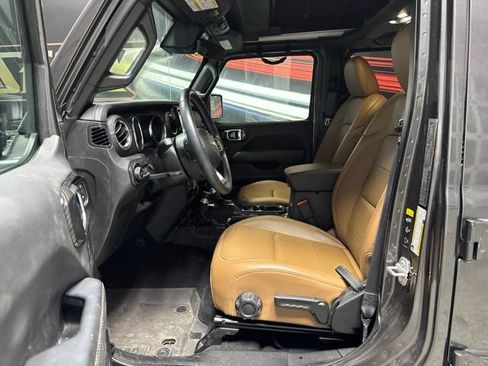 Used 2022 Jeep Wrangler Unlimited Sahara w/ LED Lighting Group AWD/4WD image 4