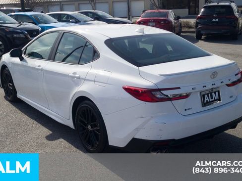 Used 2025 Toyota Camry SE image 9
