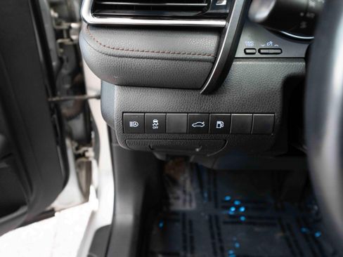 Used 2018 Toyota Camry XLE FWD image 11