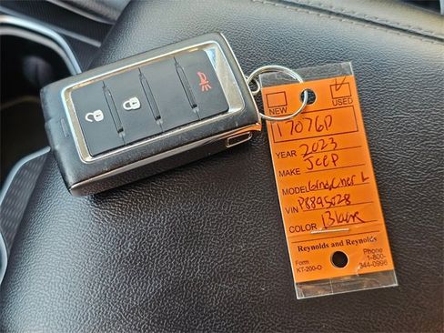 Used 2023 Jeep Grand Cherokee L Laredo image 31