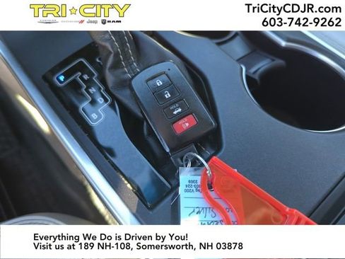 Used 2017 Toyota Camry XLE image 32