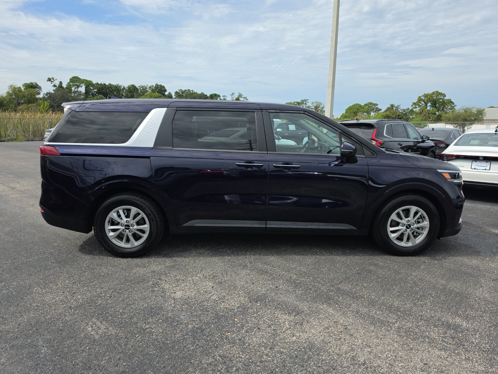 Used 2024 Kia Carnival LX FWD image 2