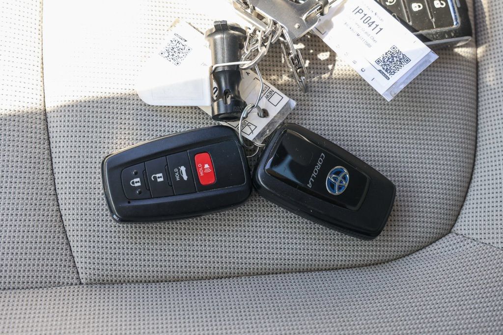 Used 2020 Toyota Corolla LE FWD image 32