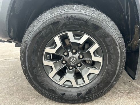 Used 2020 Toyota Tacoma TRD Off-Road w/ Technology Package AWD/4WD image 32