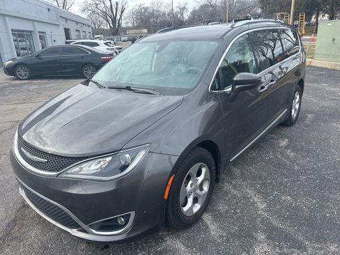 Used 2017 Chrysler Pacifica Touring-L Plus image 2