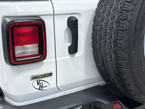 Used 2022 Jeep Wrangler Unlimited Sahara AWD/4WD image 34
