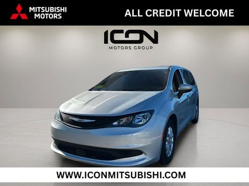 Used 2023 Chrysler Voyager LX image 1