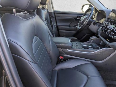 Used 2023 Toyota Highlander XLE image 27