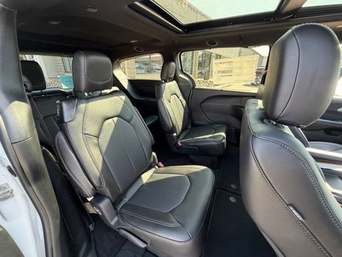 New 2027 Chrysler Pacifica Select FWD image 11