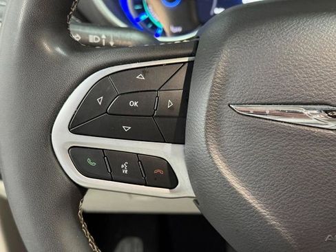 Used 2024 Chrysler Pacifica Limited FWD image 16