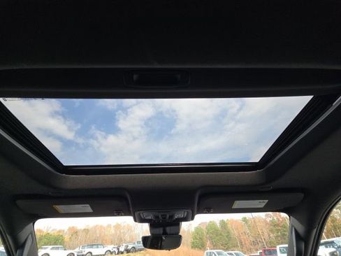 Used 2025 Chevrolet Silverado 2500 ZR2 w/ Technology Package image 40