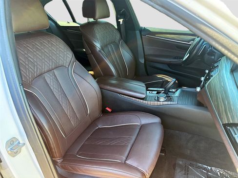 Used 2021 BMW 530i xDrive w/ Premium Package image 31