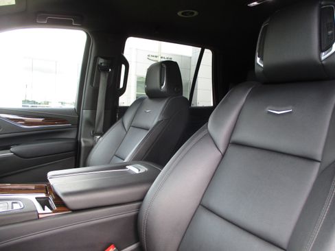 Used 2024 Cadillac Escalade Luxury RWD image 32