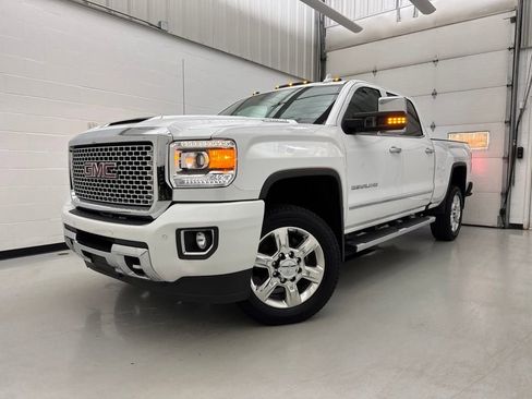 Used 2017 GMC Sierra 2500 Denali w/ Duramax Plus Package AWD/4WD image 3