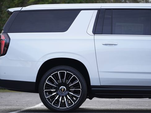 New 2026 Chevrolet Suburban High Country image 5