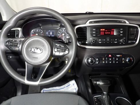 Used 2017 Kia Sorento L image 11