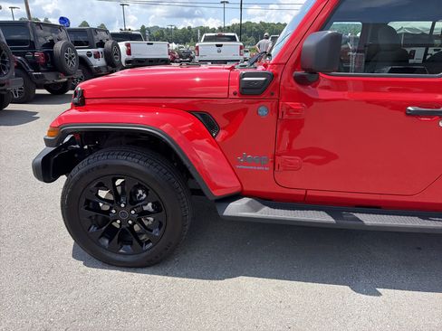 Used 2025 Jeep Wrangler Unlimited Sahara AWD/4WD image 11