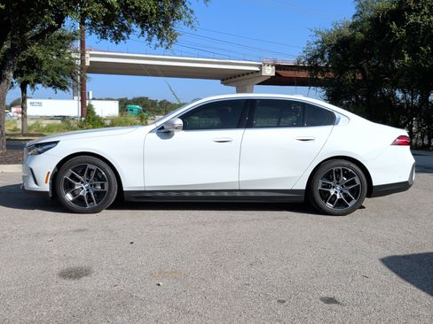 Used 2026 BMW i5 eDrive40 w/ Premium Package RWD image 10