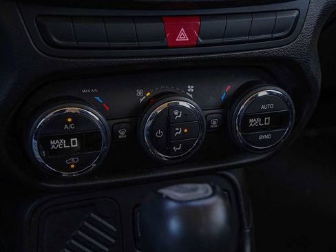 Used 2015 Jeep Renegade Latitude w/ Popular Equipment Group image 19