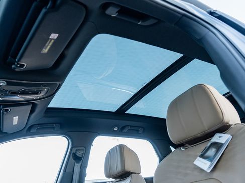 Used 2025 Bentley Bentayga V8 image 27