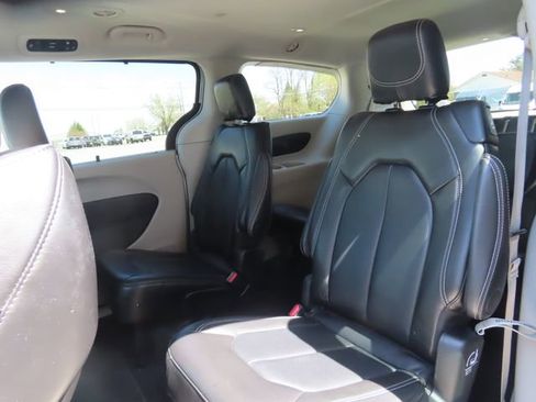 Used 2024 Chrysler Pacifica Touring-L FWD image 22