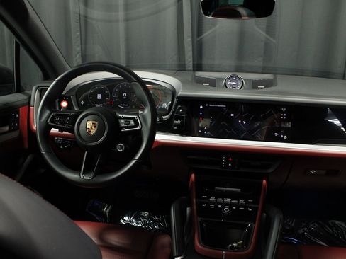 Certified 2025 Porsche Cayenne AWD/4WD image 11