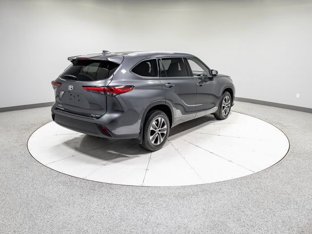 Used 2022 Toyota Highlander XLE AWD/4WD image 32
