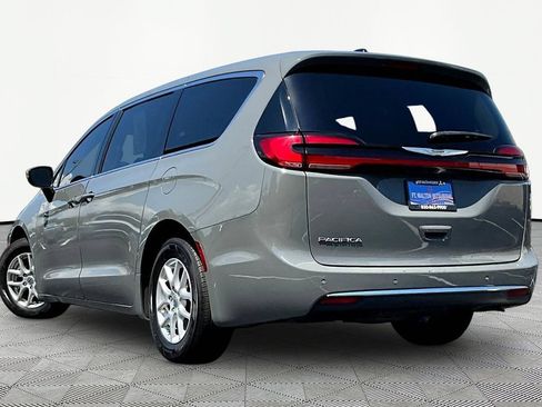Used 2023 Chrysler Pacifica Touring-L FWD image 5
