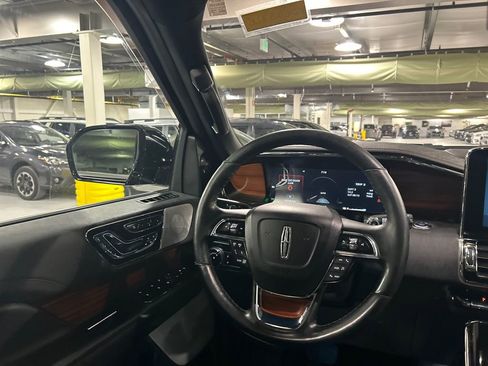 Used 2020 Lincoln Navigator Reserve w/ Luxury Package image 22