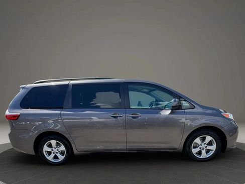 Used 2015 Toyota Sienna LE FWD image 4