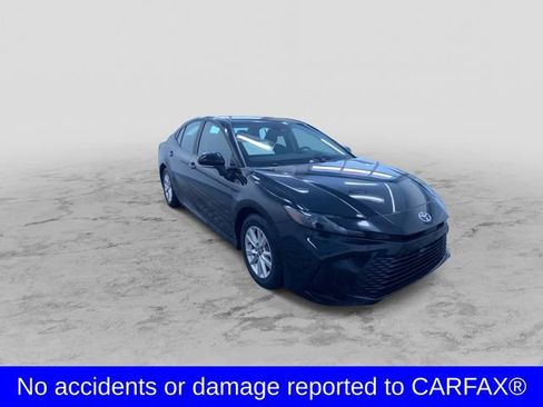 Used 2025 Toyota Camry LE image 3