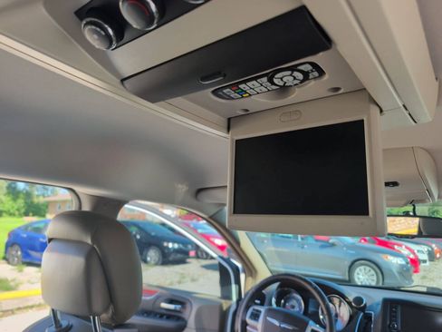 Used 2015 Chrysler Town & Country Touring FWD image 21