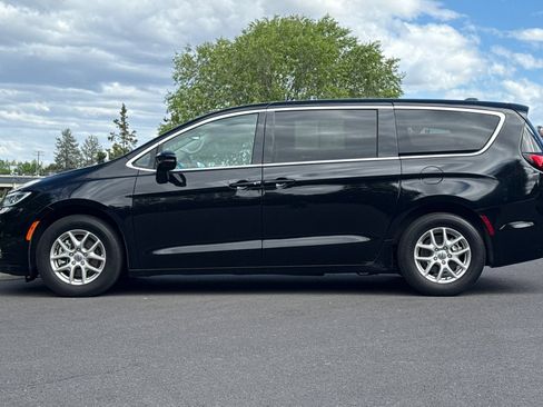 Used 2024 Chrysler Pacifica Touring-L FWD image 7