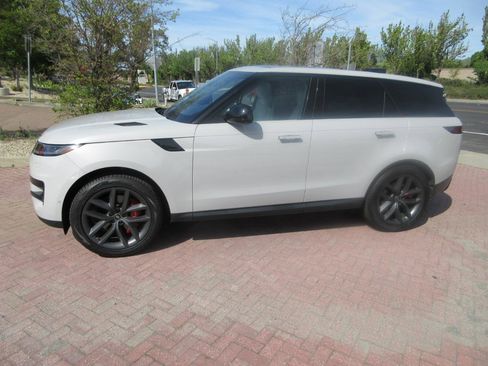 Used 2024 Land Rover Range Rover Sport SE image 3